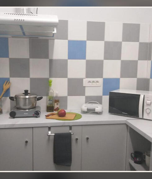 Shared kitchen with everyday cooking appliances for guests.